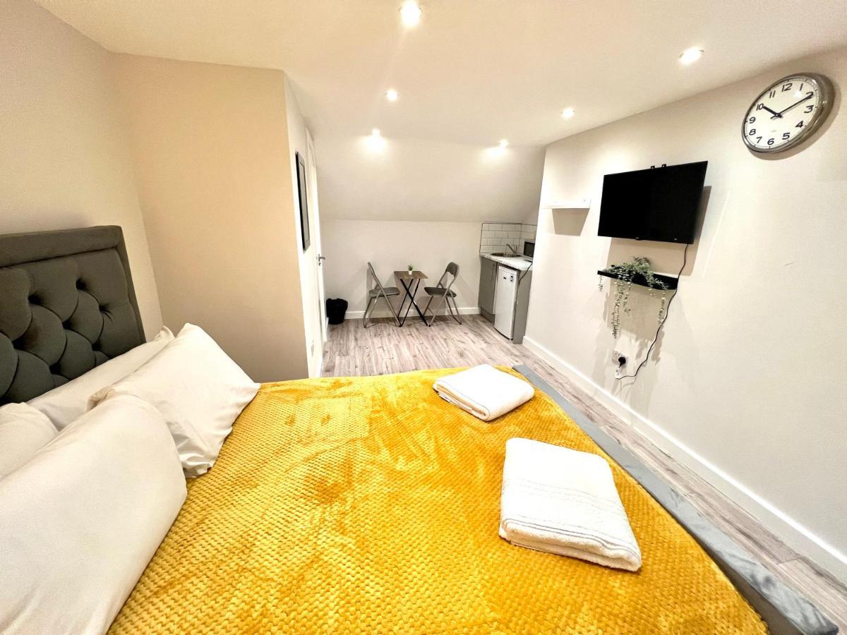 Golden Residences - Oakway Feltham Exteriör bild